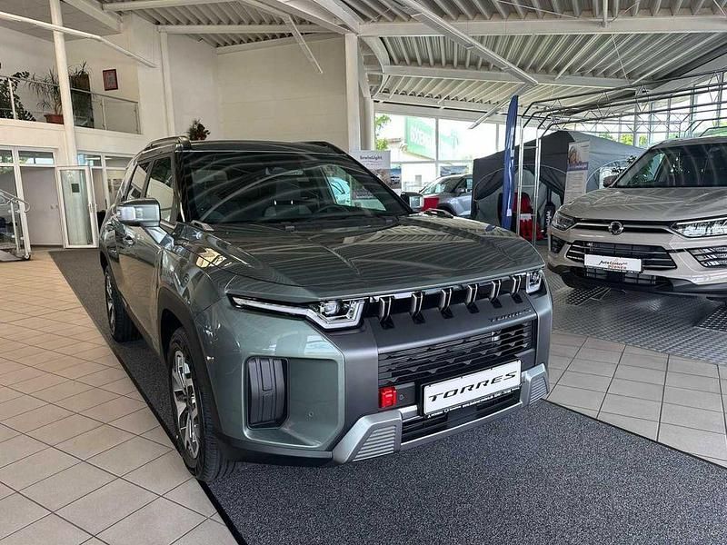 Grün Neu 2025 Ssangyong Torres SUV | 37.890 € - Bild 1/4