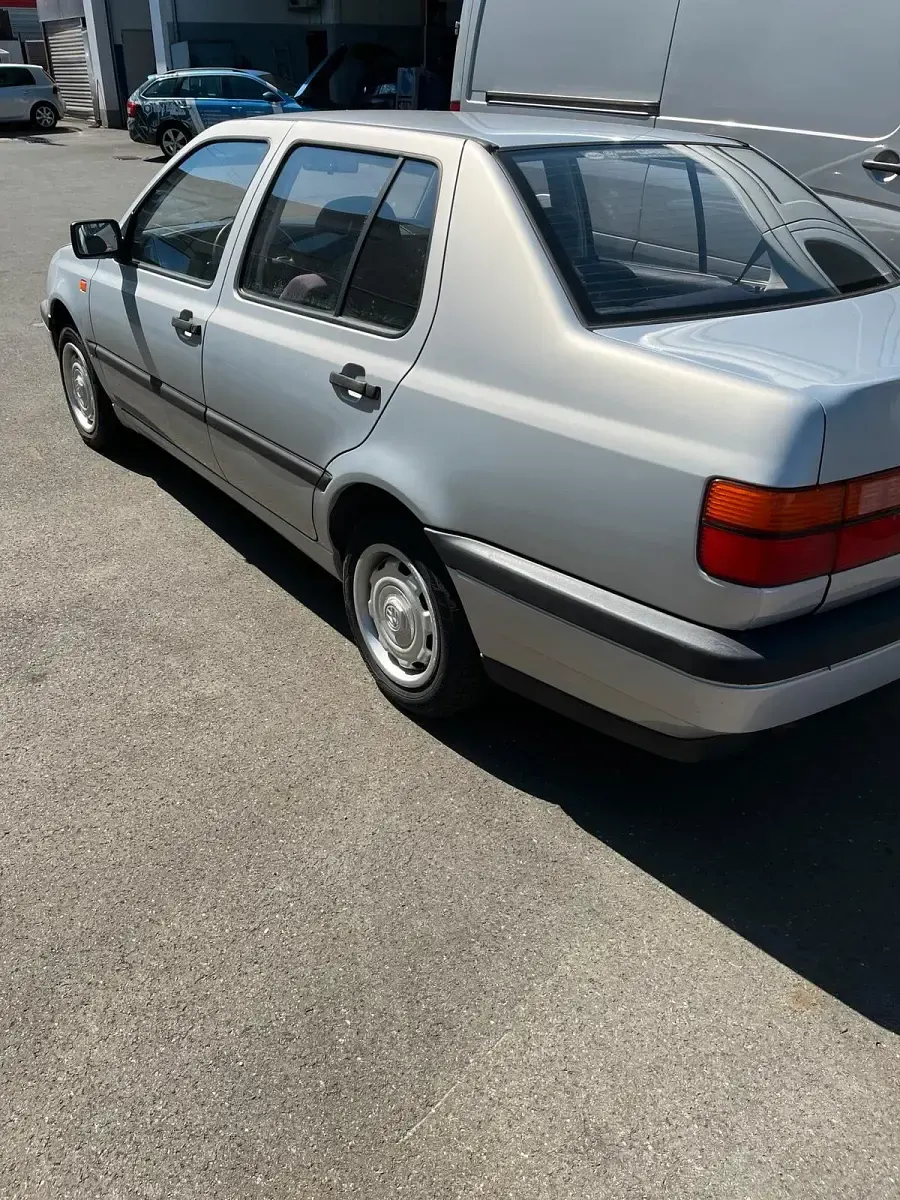 Gebraucht VW Vento 75 PS (55 kW) 1992 Silber Limousine
