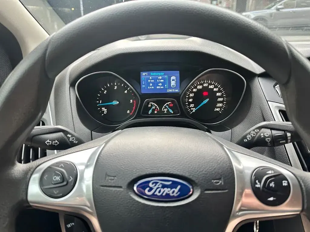 Gebraucht Ford Focus Trend 105 PS (77 kW) 2014 Weiß Limousine