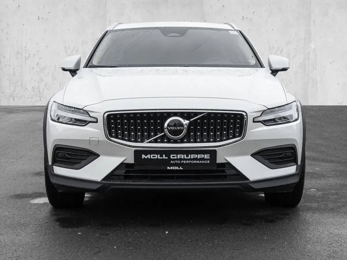 Gebraucht Volvo V60 CC Plus 197 PS (144 kW) 2024 Weiß Kombi