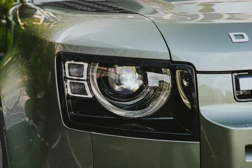 Gebraucht Land Rover Defender SE 300 PS (220 kW) 2023 Grün SUV