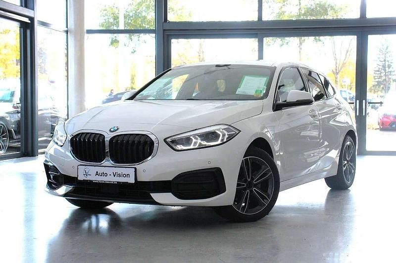 Weiß Gebraucht 2022 BMW 118 Sport Line Kleinwagen | 24.290 € (Guter Preis) - Bild 1/3