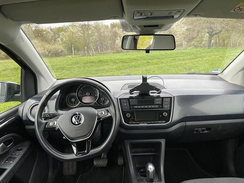 Second-hand VW e-up! 61 kW (83 CP) 2020 Negru Hatchback