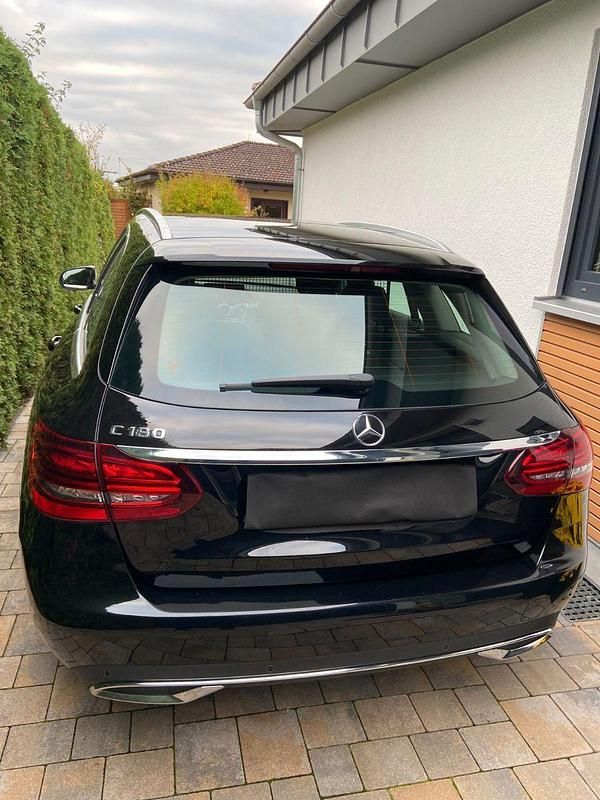Schwarz Gebraucht 2019 Mercedes C180 Avantgarde Kombi | 22.200 € (Superpreis) - Bild 1/4
