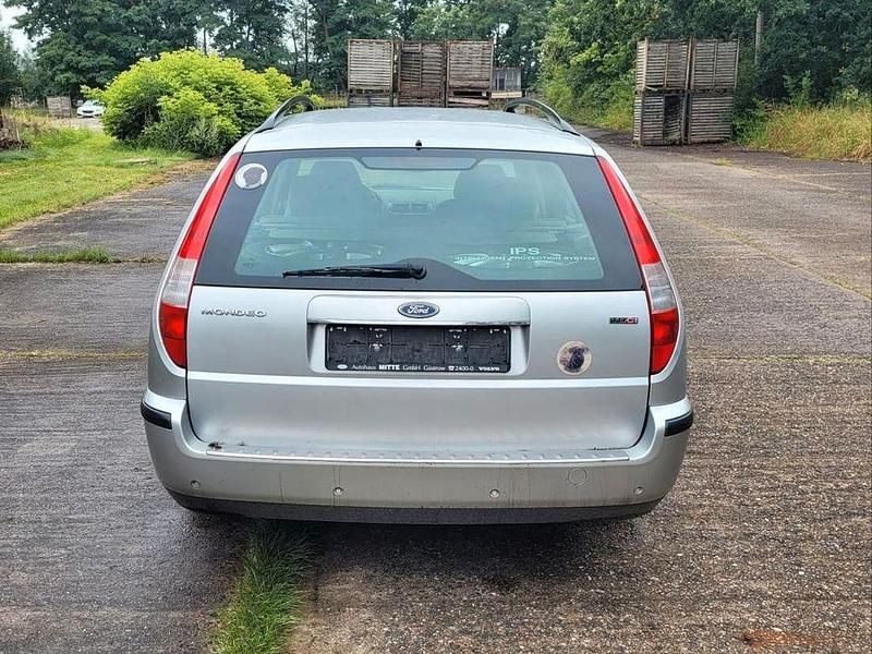 Używany Ford Mondeo Ghia 116 KM (85 kW) 2003 Srebrny Sedan/Limuzyna