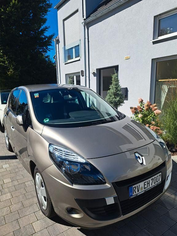 Beige Gebraucht 2011 Renault Scénic III Dynamique Van / Kleinbus | 6.850 € (Fairer Preis) - Bild 1/4