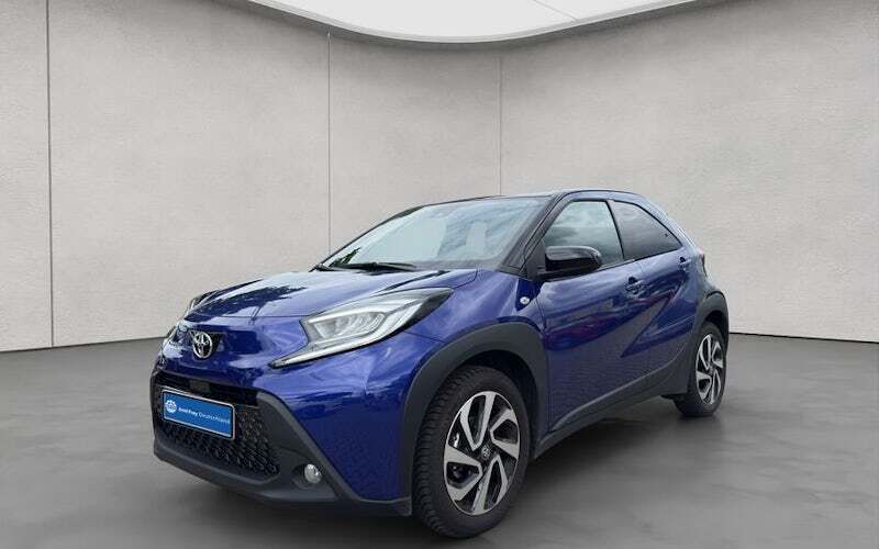 Juniper blue metallic/ night sky black Gebraucht 2024 Toyota Aygo Comfort Kleinwagen | 17.490 € (Fairer Preis) - Bild 1/4