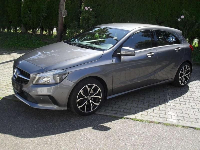 Grau Gebraucht 2015 Mercedes A180 Urban Limousine | 12.900 € (Fairer Preis) - Bild 1/4