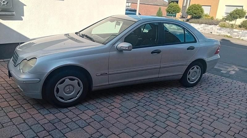 Silber Gebraucht 2004 Mercedes C180 Limousine | 1.900 € (Superpreis) - Bild 1/4