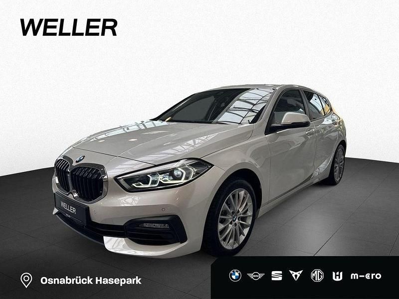 Mineralweiß (weiß) Gebraucht 2021 BMW 120 Advantage Kleinwagen | 23.990 € (Fairer Preis) - Bild 1/4