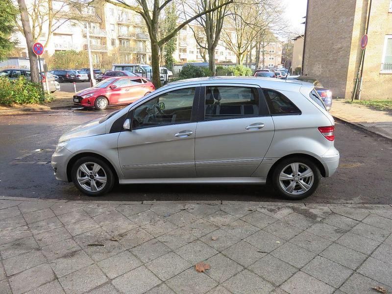 Gebraucht Mercedes B180 109 PS (80 kW) 2010 Silber Van / Kleinbus
