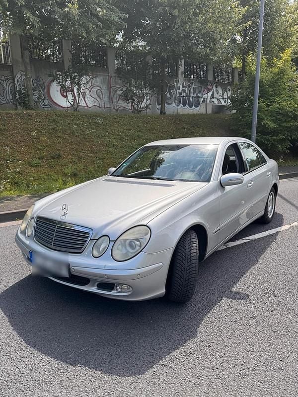 Silber Gebraucht 2004 Mercedes E200 Limousine | 2.399 € (Fairer Preis) - Bild 1/4