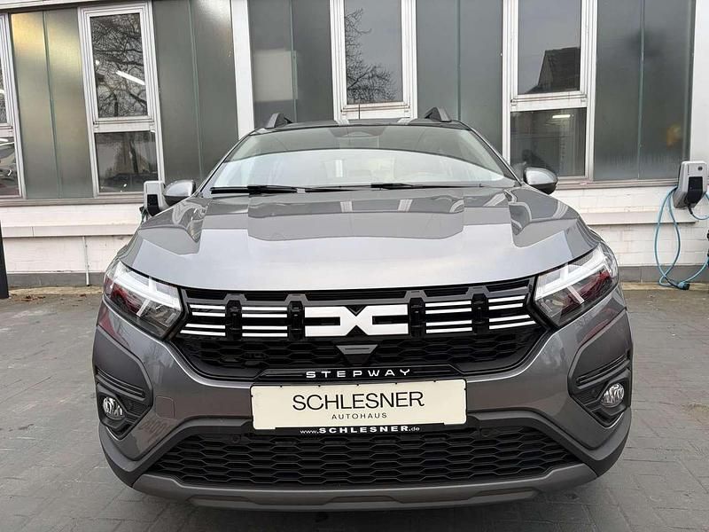 Neu Dacia Sandero Expression 101 PS (74 kW) 2025 Dolomitgrau Kleinwagen