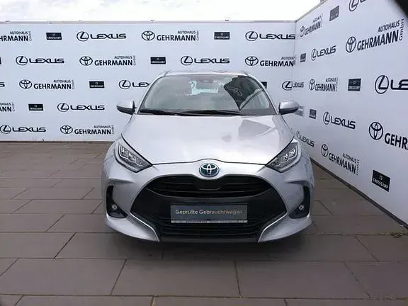 Gebraucht Toyota Yaris Basis 116 PS (85 kW) 2023 Shimmering silver metallic Kleinwagen