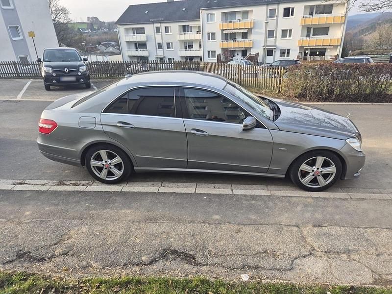 Gebraucht Mercedes E200 136 PS (100 kW) 2012 Grau Limousine