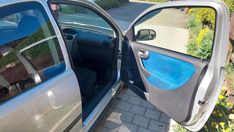 Używany Opel Corsa 75 KM (55 kW) 2002 Srebrny Hatchback