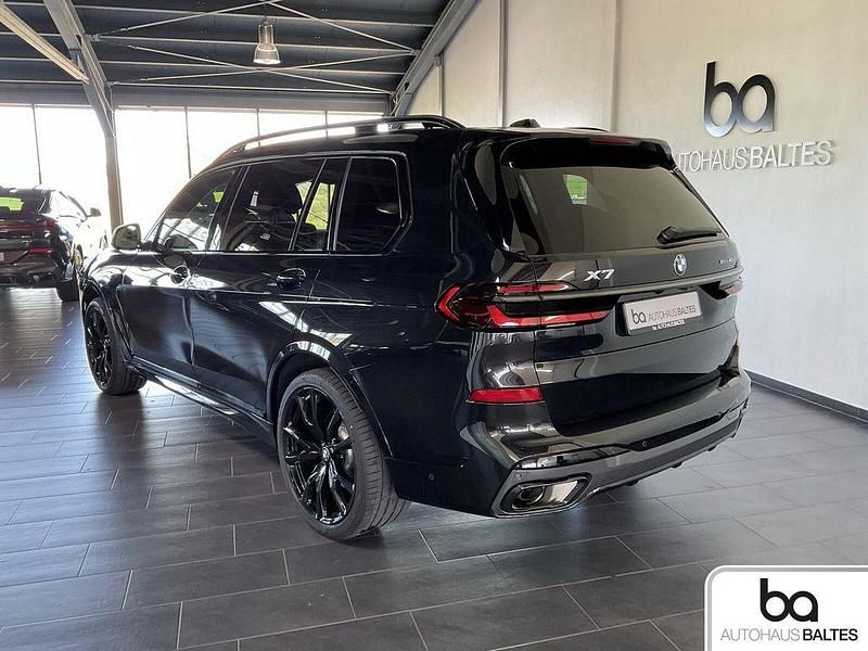 Gebraucht BMW X7 M Sport 352 PS (258 kW) 2025 Saphirschwarz met. SUV