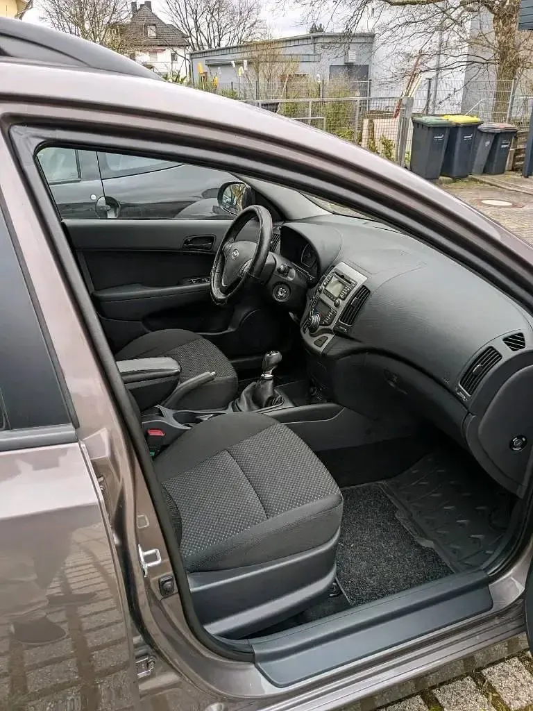 Gebraucht Hyundai i30 Comfort 116 PS (85 kW) 2012 Braun Kombi