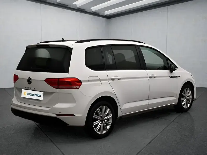 Gebraucht VW Touran 150 PS (110 kW) 2022 Weiß Van / Kleinbus
