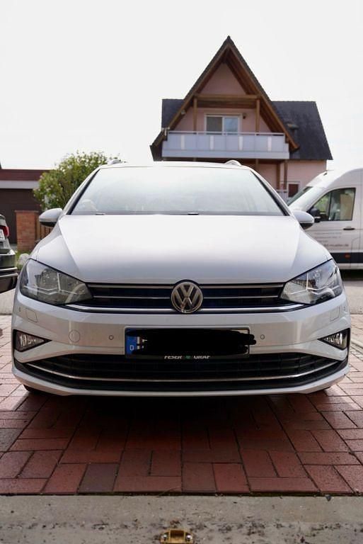 Weiß Gebraucht 2018 VW Golf Sportsvan Comfortline Van / Kleinbus | 13.000 € (Superpreis) - Bild 1/4