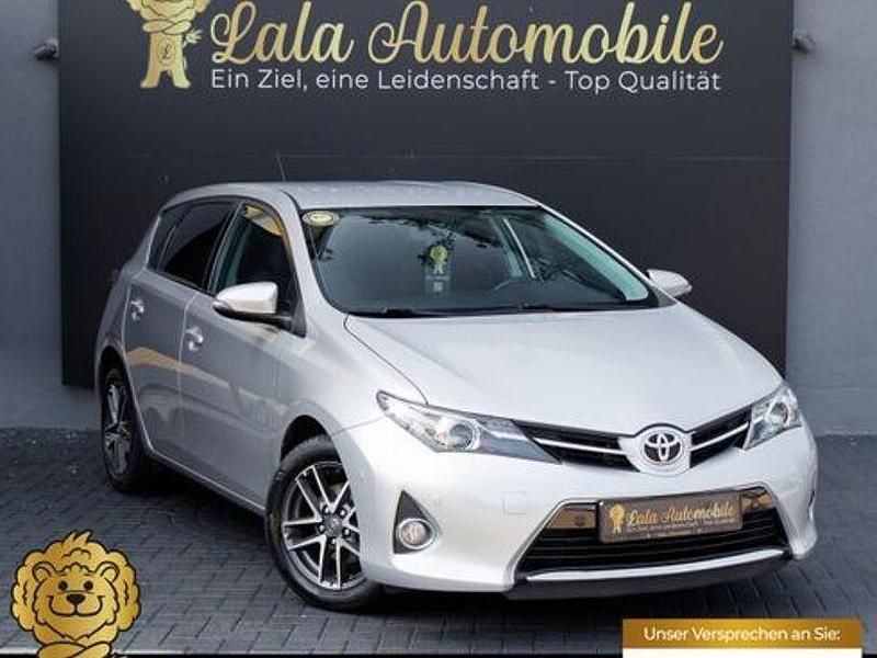 Silber Gebraucht 2015 Toyota Auris Basis Kombi | 12.980 € (Etwas zu teuer) - Bild 1/4