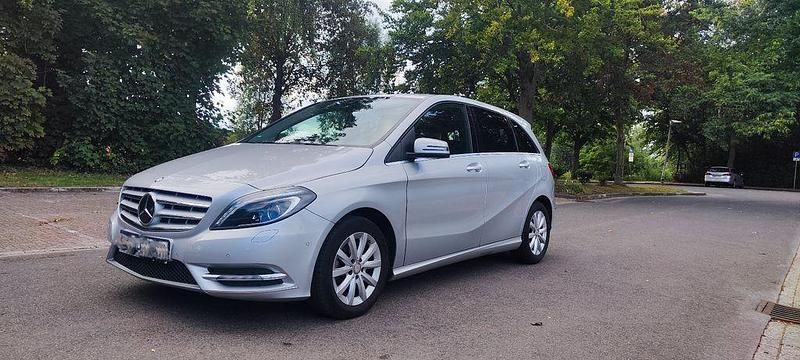 Silber Gebraucht 2014 Mercedes B180 Van / Kleinbus | 8.800 € (Superpreis) - Bild 1/4