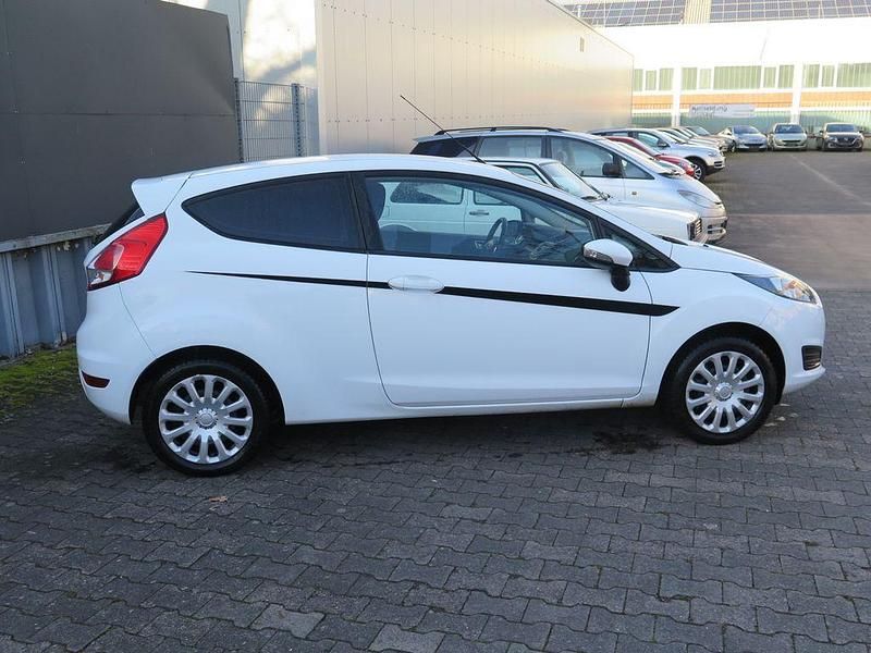Gebraucht Ford Fiesta Trend 60 PS (44 kW) 2013 Weiß Kleinwagen