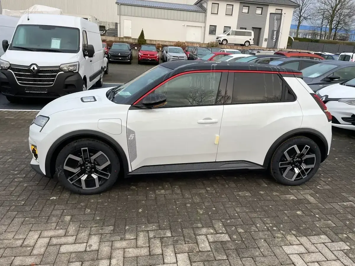 Käytetty Renault R5 Techno 80 kW (110 HP) 2025 Valkoinen Viistoperä