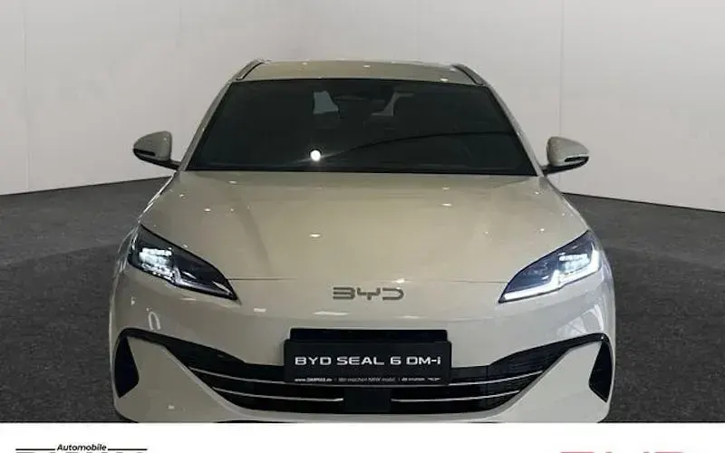 Używany BYD Seal Boost 184 KM (135 kW) 2026 Beżowy Kombi