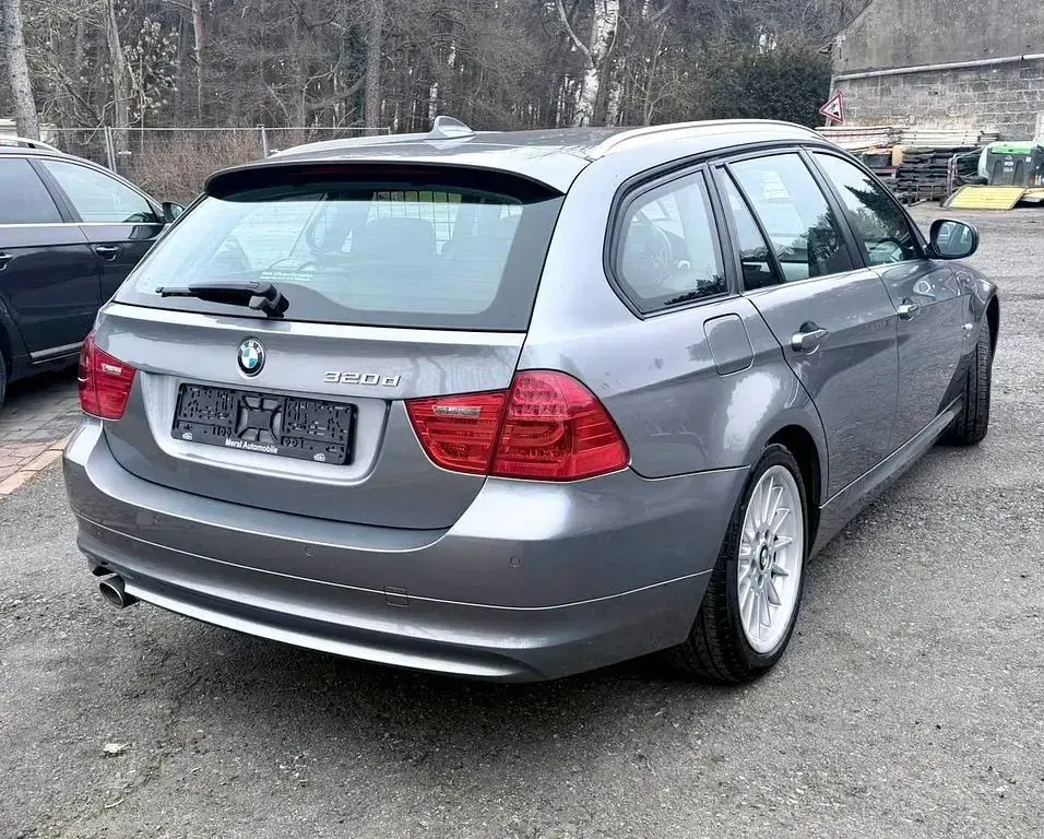 Gebraucht BMW 320 184 PS (135 kW) 2012 Grau Kombi