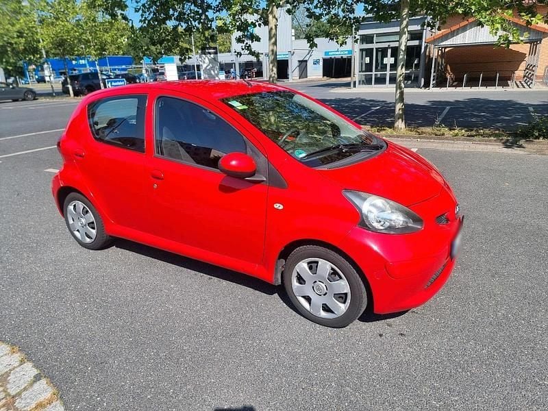 Gebraucht Toyota Aygo 68 PS (50 kW) 2009 Rot Kleinwagen