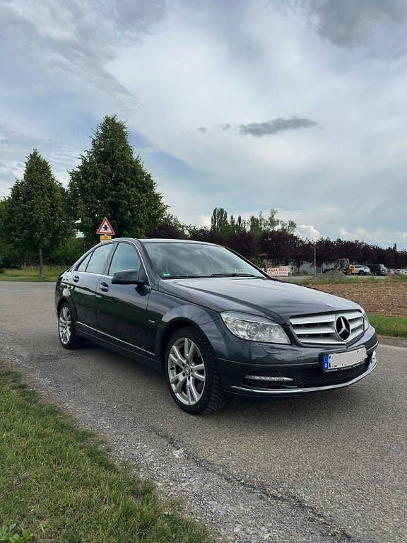 Grau Gebraucht 2011 Mercedes C350 Avantgarde Limousine | 7.300 € (Superpreis) - Bild 1/4
