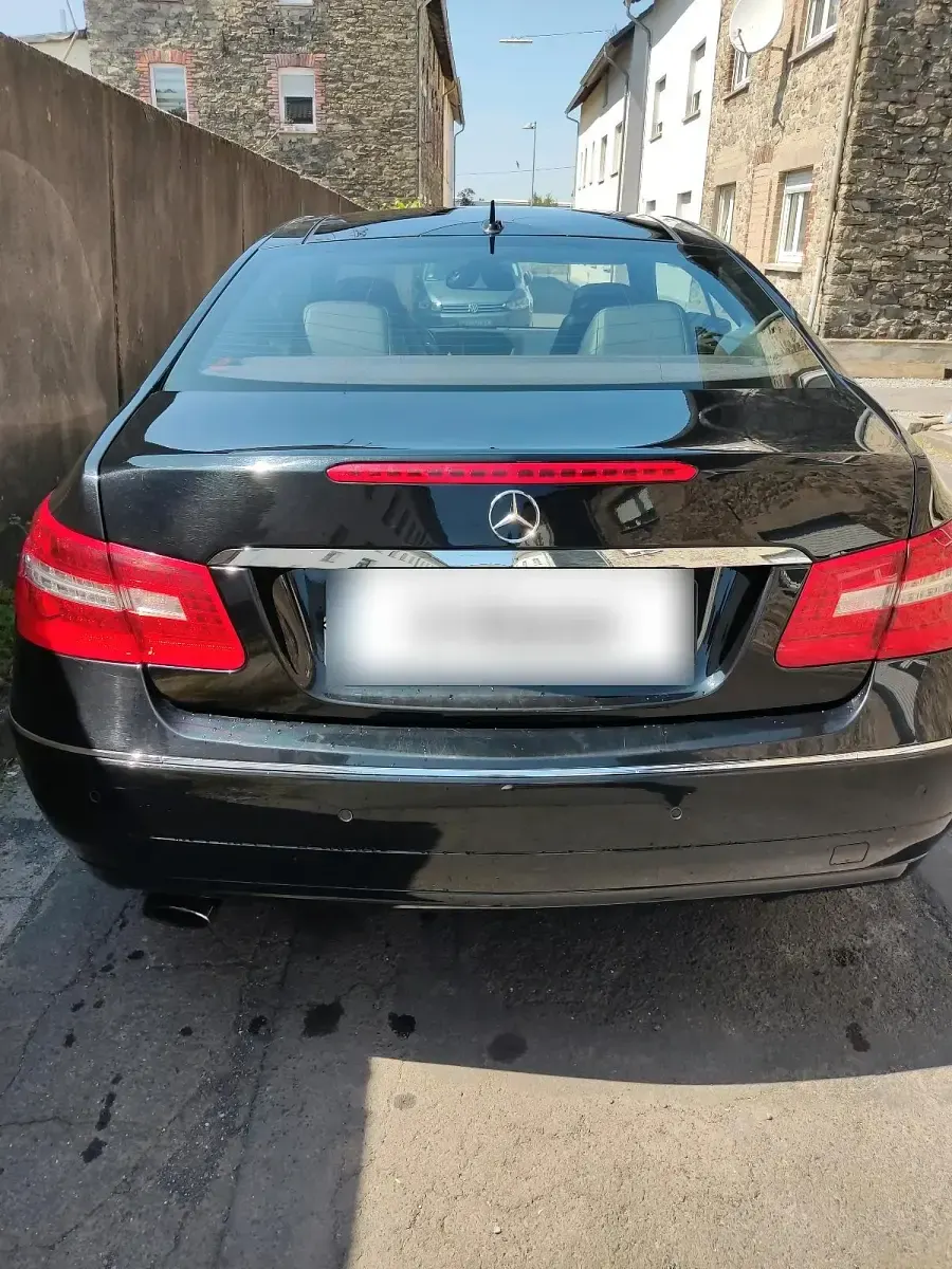 Gebraucht Mercedes E200 184 PS (135 kW) 2010 Schwarz Coupé