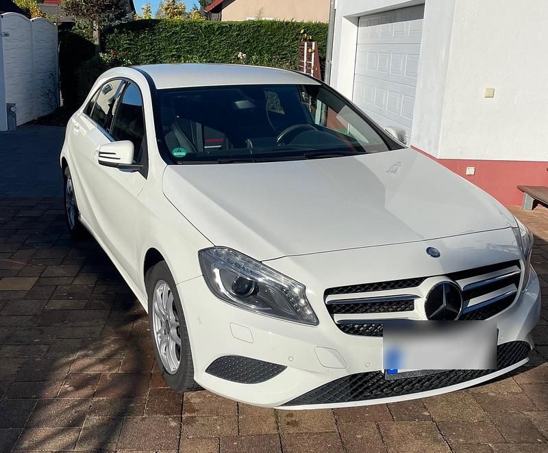 Weiß Gebraucht 2013 Mercedes A180 Style Limousine | 12.300 € (Fairer Preis) - Bild 1/4