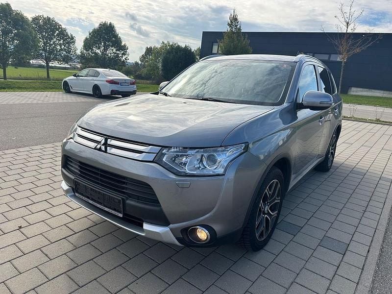 Grau Gebraucht 2014 Mitsubishi Outlander Intense SUV | 8.499 € (Fairer Preis) - Bild 1/4
