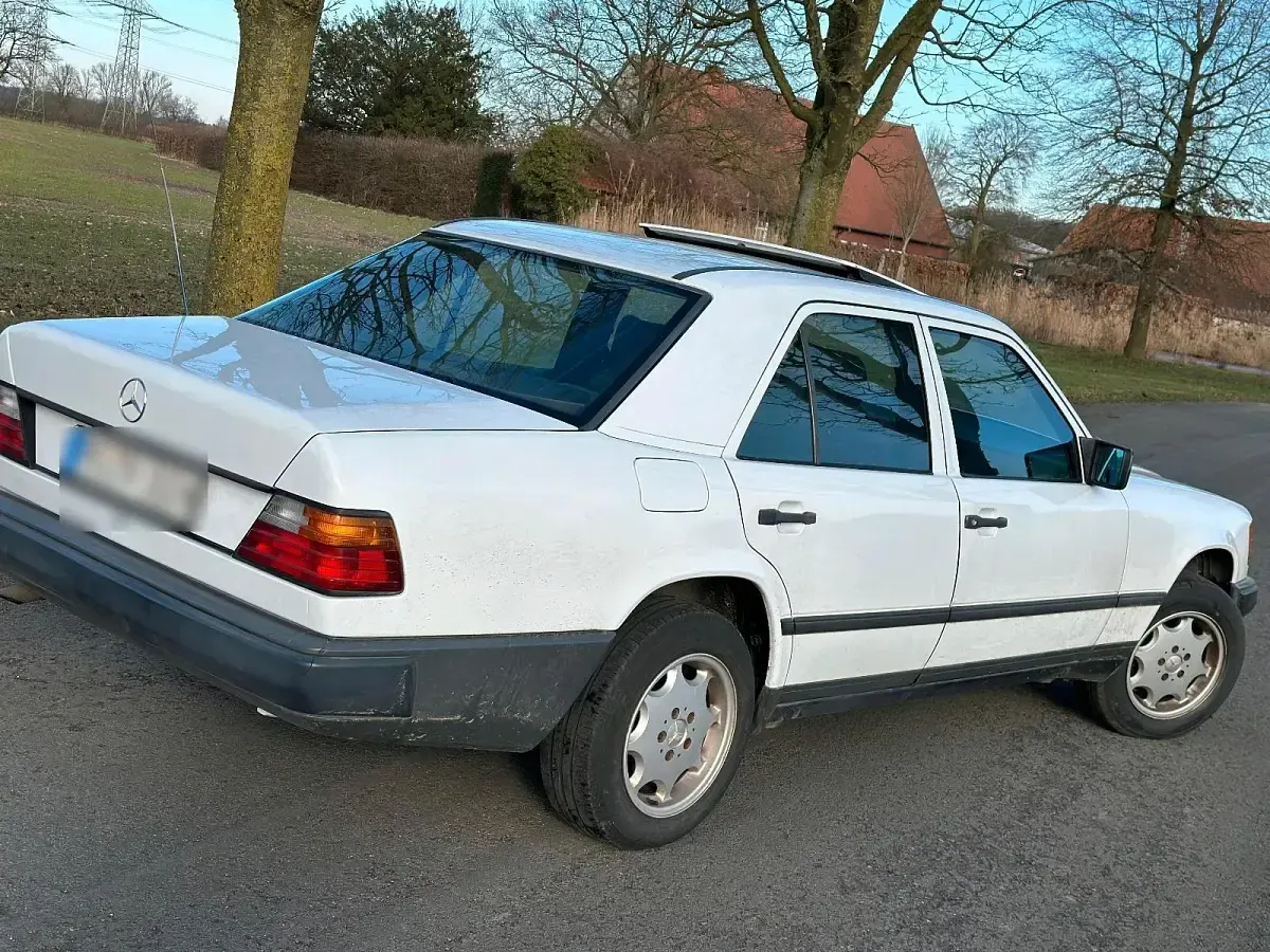 Second-hand Mercedes E200 118 CP (86 kW) 1989 Alb Berlinǎ