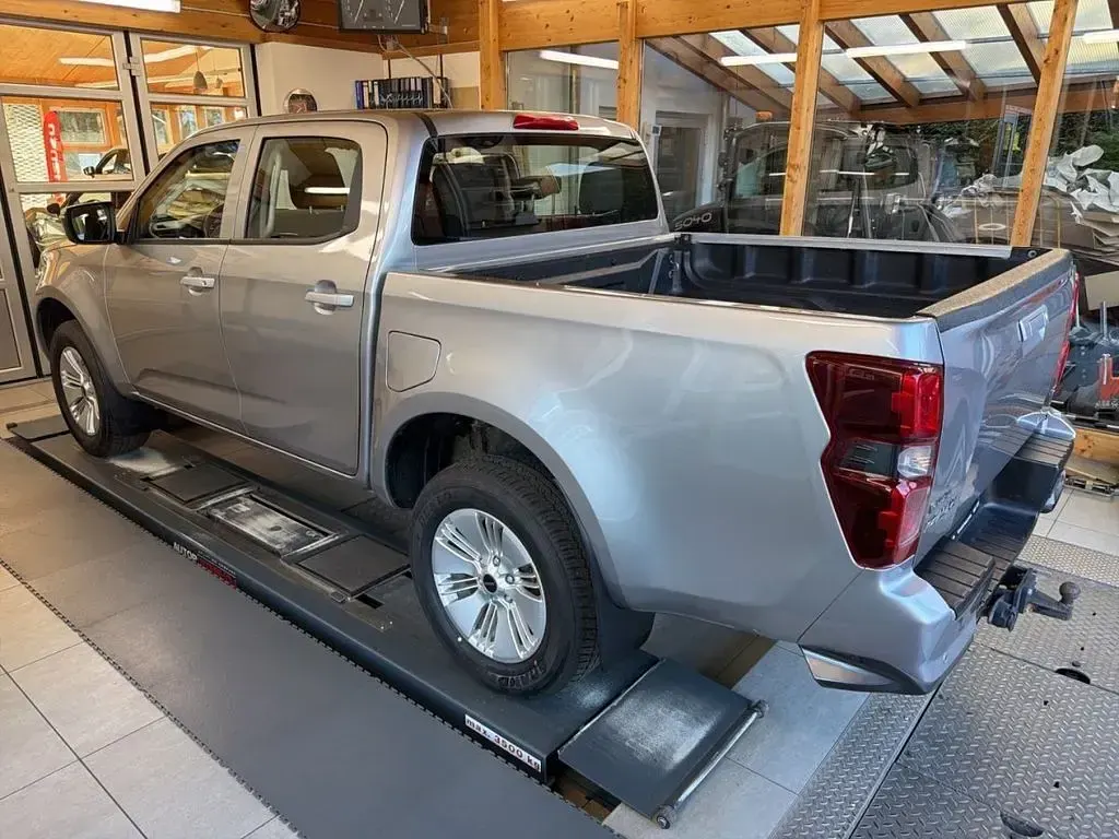 Gebraucht Isuzu D-Max 163 PS (119 kW) 2021 Mercury silver 568 Pickup