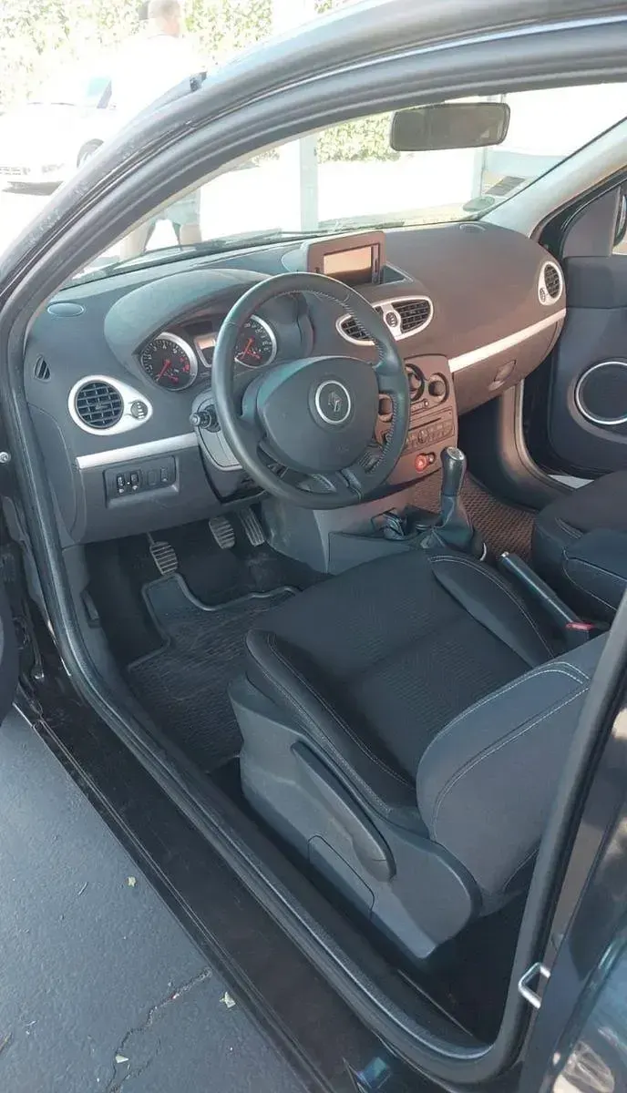 Gebraucht Renault Clio II Dynamique 101 PS (74 kW) 2011 Schwarz Limousine
