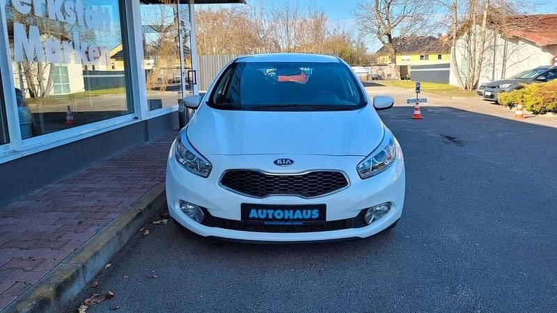 Gebraucht Kia Ceed DREAM-TEAM Edition 99 PS (72 kW) 2015 Deluxe white Kleinwagen