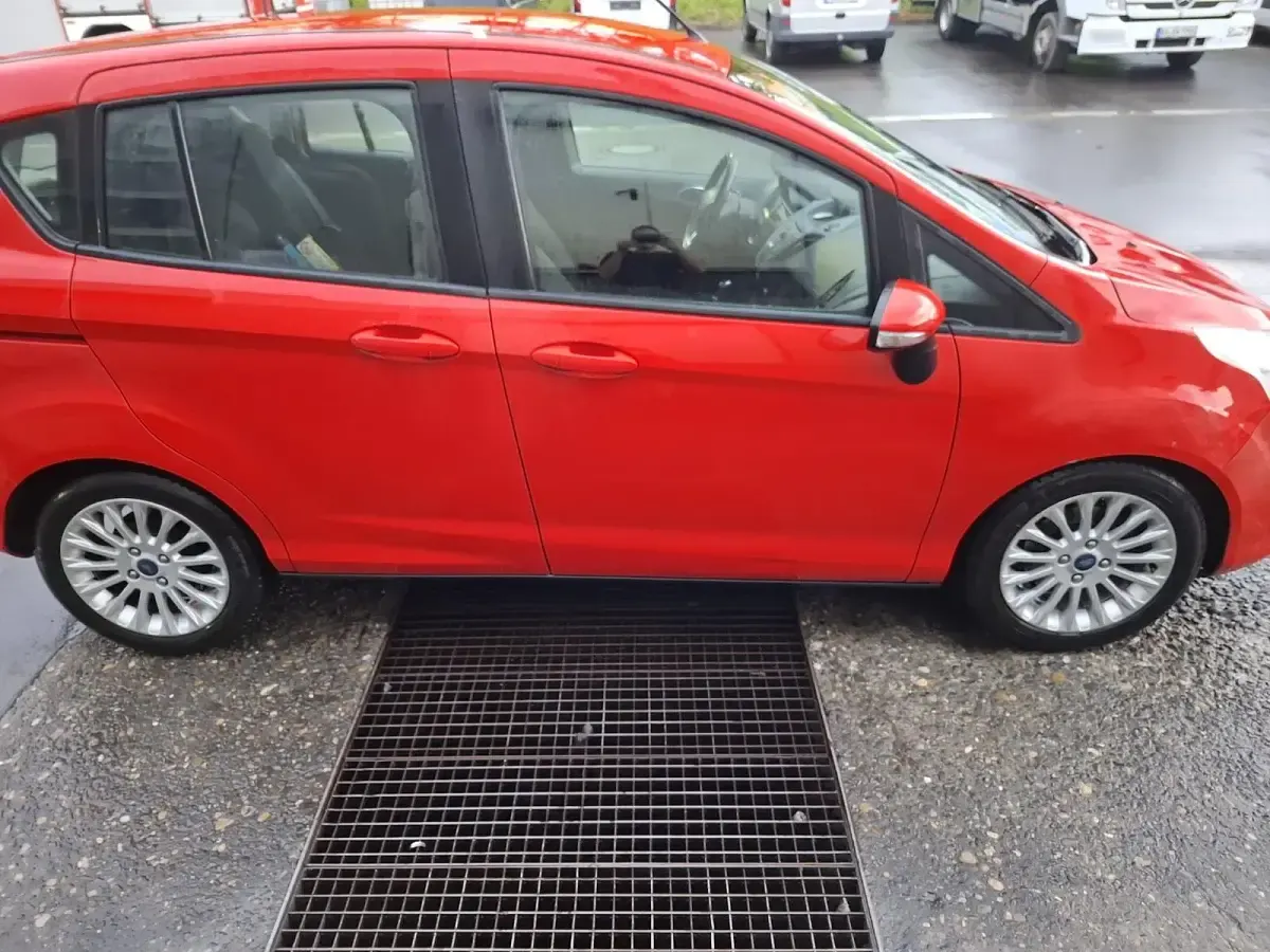 Gebraucht Ford B-MAX 90 PS (66 kW) 2012 Rot Van / Kleinbus