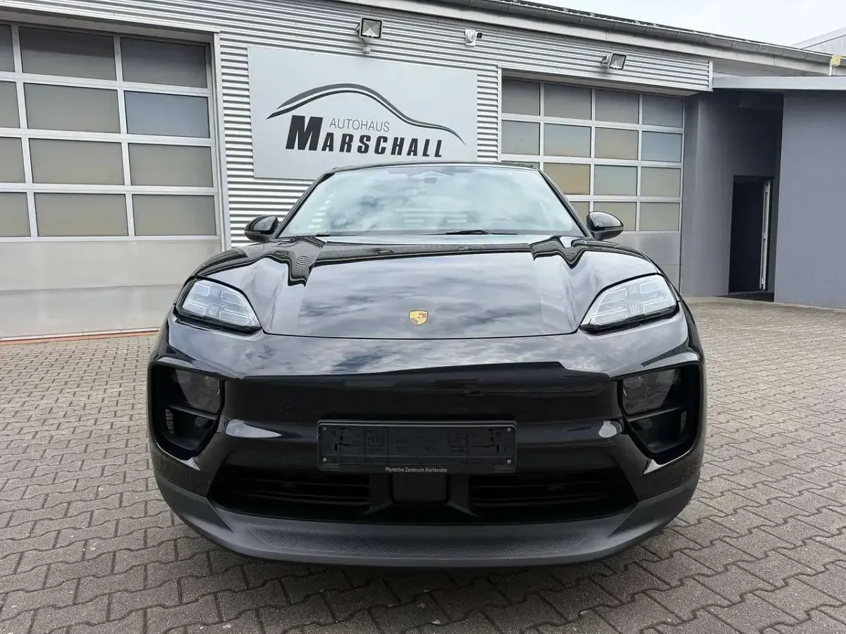 Gebraucht Porsche Macan 517 PS (380 kW) 2024 Tiefschwarzmetallic SUV