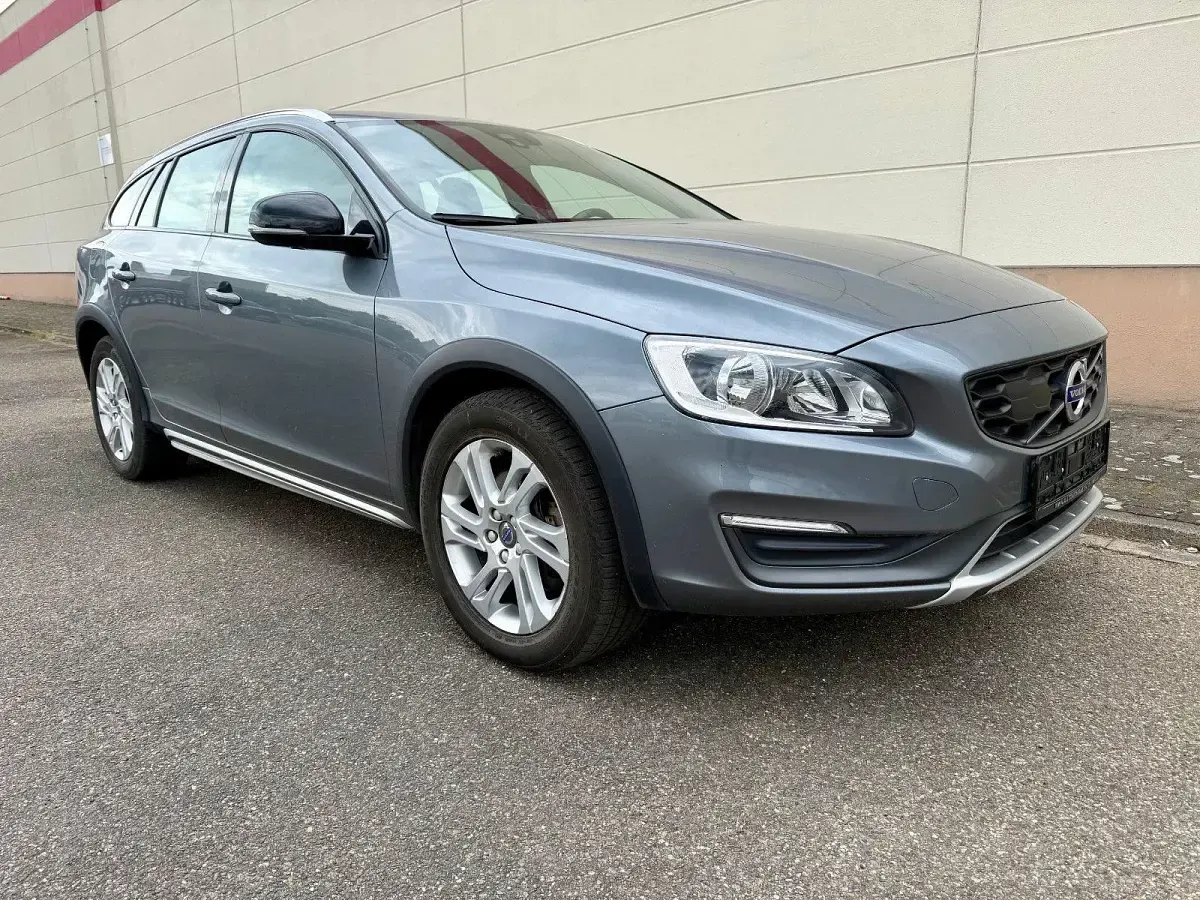 Gebraucht Volvo V60 CC Momentum 150 PS (110 kW) 2015 Grau Kombi