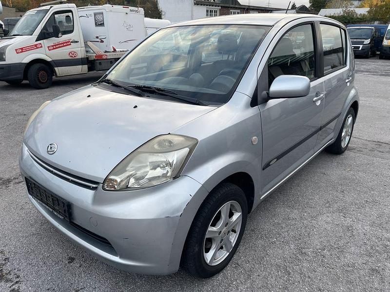 Silber Gebraucht 2006 Daihatsu Sirion Kleinwagen | 1.450 € (Fairer Preis) - Bild 1/4
