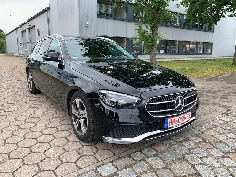 Schwarz Gebraucht 2020 Mercedes E220 Avantgarde Limousine | 19.290 € (Superpreis) - Bild 1/4