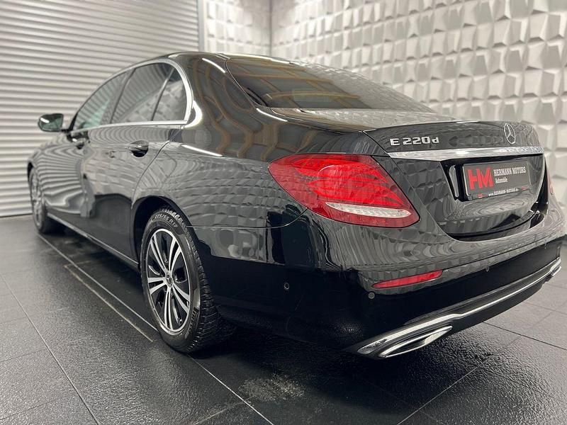 Gebraucht Mercedes E220 Avantgarde 194 PS (142 kW) 2020 Schwarz Limousine