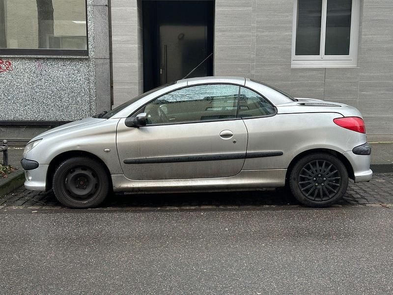 Gebraucht Peugeot 206 CC 109 PS (80 kW) 2002 Silber Cabrio
