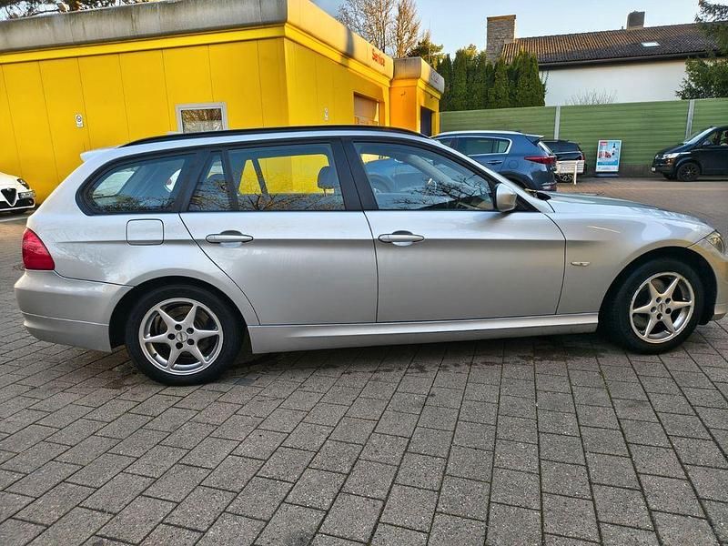 Gebraucht BMW 318 143 PS (105 kW) 2011 Silber Limousine