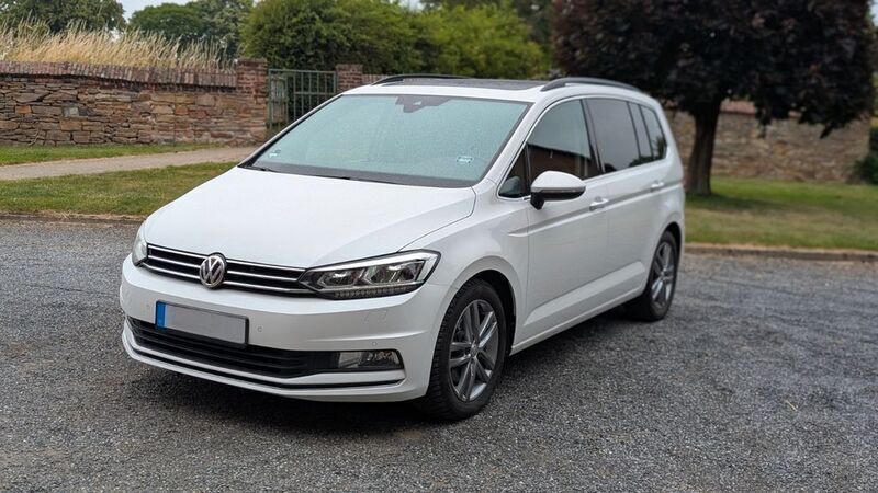Weiß Gebraucht 2016 VW Touran Highline Van / Kleinbus | 19.250 € (Fairer Preis) - Bild 1/4