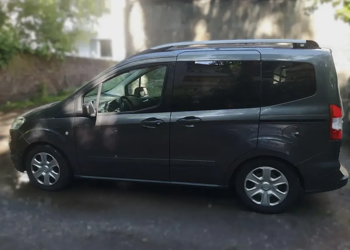Gebraucht Ford Tourneo Courier 101 PS (74 kW) 2016 Grau Van / Kleinbus