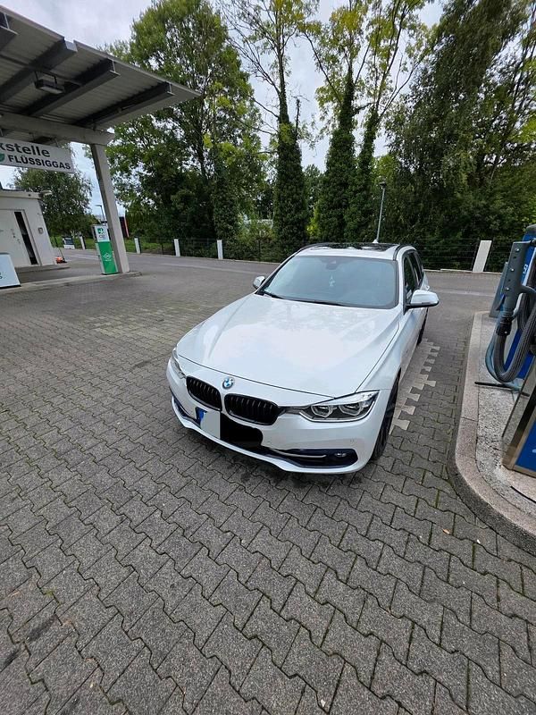 Weiß Gebraucht 2016 BMW 330 Comfort Edition Kombi | 13.999 € - Bild 1/4